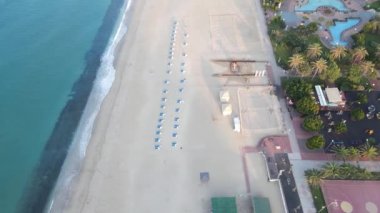 Sahilin deniz kenarındaki tatil köyünün havadan görünüşü. Türkiye