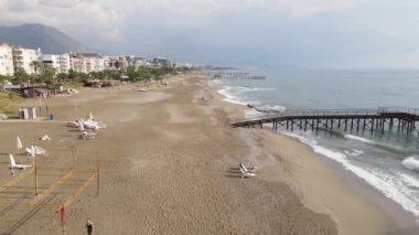 Sahilin deniz kenarındaki tatil köyünün havadan görünüşü. Türkiye