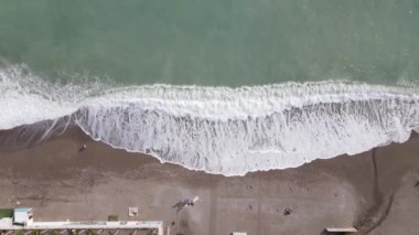 Sahilin deniz kenarındaki tatil köyünün havadan görünüşü. Türkiye