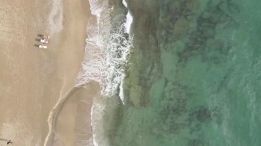 Sahilin deniz kenarındaki tatil köyünün havadan görünüşü. Türkiye