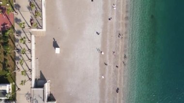 Sahilin deniz kenarındaki tatil köyünün havadan görünüşü. Türkiye