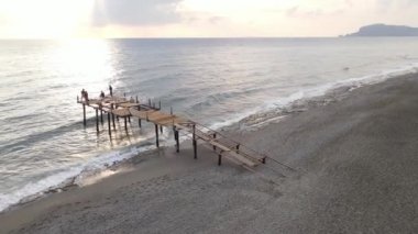 Sahilin deniz kenarındaki tatil köyünün havadan görünüşü. Türkiye