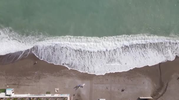 Uitzicht vanuit de lucht op het strand van de badplaats. Turkije — Stockvideo