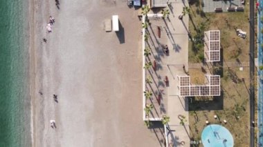 Sahilin deniz kenarındaki tatil köyünün havadan görünüşü. Türkiye