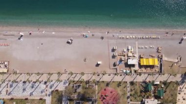 Sahilin deniz kenarındaki tatil köyünün havadan görünüşü. Türkiye