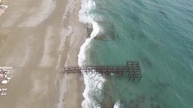 Sahilin deniz kenarındaki tatil köyünün havadan görünüşü. Türkiye