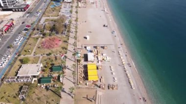 Sahilin deniz kenarındaki tatil köyünün havadan görünüşü. Türkiye