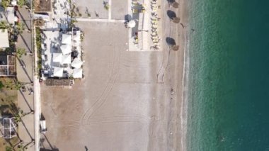 Sahilin deniz kenarındaki tatil köyünün havadan görünüşü. Türkiye