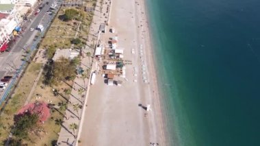 Sahilin deniz kenarındaki tatil köyünün havadan görünüşü. Türkiye