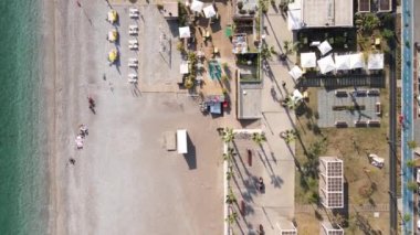 Sahilin deniz kenarındaki tatil köyünün havadan görünüşü. Türkiye