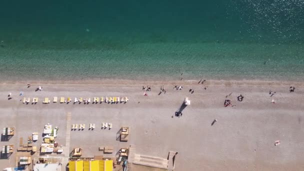 Vista aérea da praia na cidade balnear resort. Turquia — Vídeo de Stock