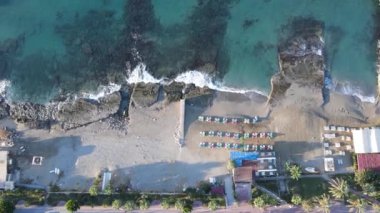 Sahilin deniz kenarındaki tatil köyünün havadan görünüşü. Türkiye