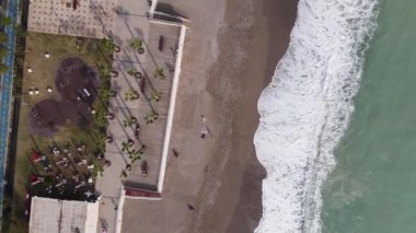 Sahilin deniz kenarındaki tatil köyünün havadan görünüşü. Türkiye