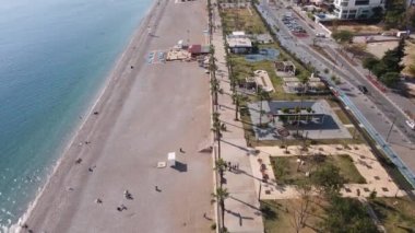 Sahilin deniz kenarındaki tatil köyünün havadan görünüşü. Türkiye