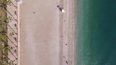 Sahilin deniz kenarındaki tatil köyünün havadan görünüşü. Türkiye