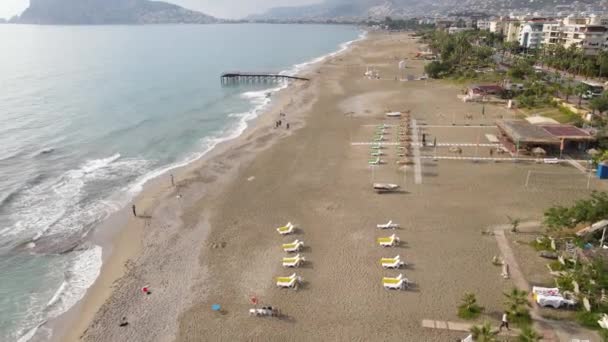 Widok z lotu ptaka na plażę w nadmorskim kurorcie. Turcja — Wideo stockowe