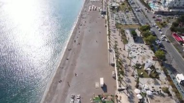 Sahilin deniz kenarındaki tatil köyünün havadan görünüşü. Türkiye