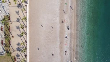 Sahilin deniz kenarındaki tatil köyünün havadan görünüşü. Türkiye