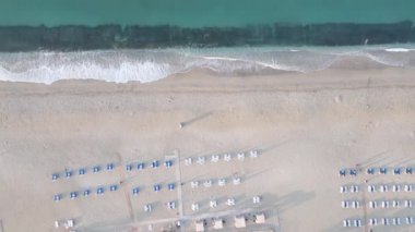 Sahilin deniz kenarındaki tatil köyünün havadan görünüşü. Türkiye