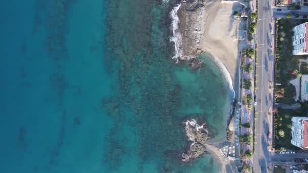 Flygfoto över stranden vid badorten. Turkiet — Stockvideo
