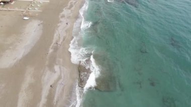 Sahilin deniz kenarındaki tatil köyünün havadan görünüşü. Türkiye