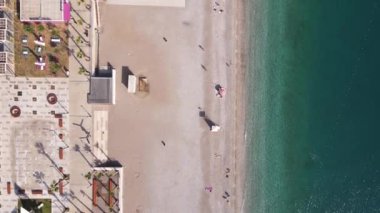 Sahilin deniz kenarındaki tatil köyünün havadan görünüşü. Türkiye