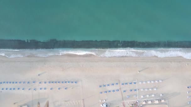 Vista aérea de la playa en la ciudad balnearia. Turquía — Vídeo de stock