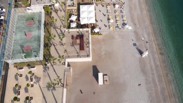海辺のリゾートタウンでのビーチの空中ビュー。トルコ — ストック動画