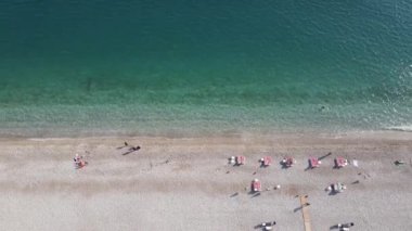 Sahilin deniz kenarındaki tatil köyünün havadan görünüşü. Türkiye