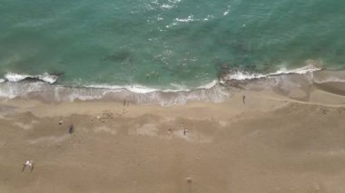 Sahilin deniz kenarındaki tatil köyünün havadan görünüşü. Türkiye