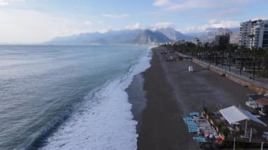 Sahilin deniz kenarındaki tatil köyünün havadan görünüşü. Türkiye