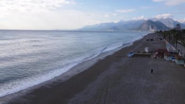 Sahilin deniz kenarındaki tatil köyünün havadan görünüşü. Türkiye