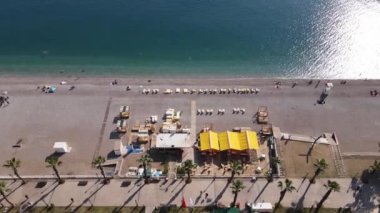 Sahilin deniz kenarındaki tatil köyünün havadan görünüşü. Türkiye