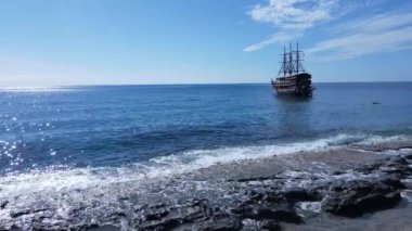 Sahilin deniz kenarındaki tatil köyünün havadan görünüşü. Türkiye