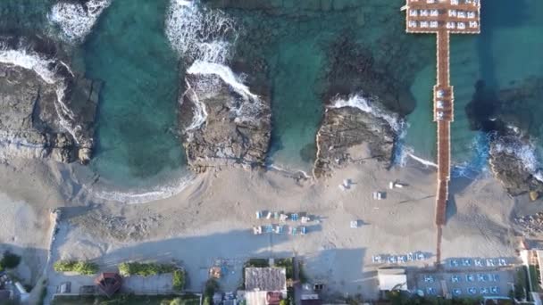 Вид с воздуха на пляж в приморском курортном городе. Турция — стоковое видео