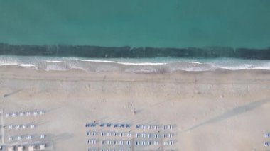 Sahilin deniz kenarındaki tatil köyünün havadan görünüşü. Türkiye