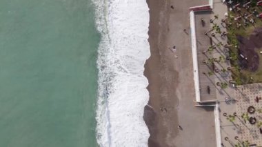 Sahilin deniz kenarındaki tatil köyünün havadan görünüşü. Türkiye
