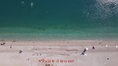 Sahilin deniz kenarındaki tatil köyünün havadan görünüşü. Türkiye