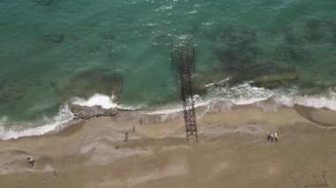 Sahilin deniz kenarındaki tatil köyünün havadan görünüşü. Türkiye