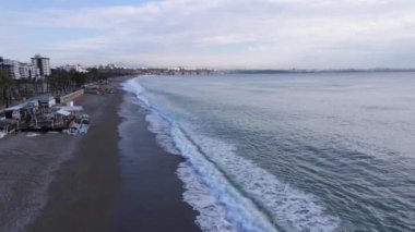 Sahilin deniz kenarındaki tatil köyünün havadan görünüşü. Türkiye