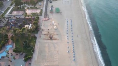 Sahilin deniz kenarındaki tatil köyünün havadan görünüşü. Türkiye