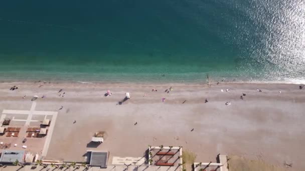 Vista aérea da praia na cidade balnear resort. Turquia — Vídeo de Stock