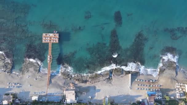 Uitzicht vanuit de lucht op het strand van de badplaats. Turkije — Stockvideo