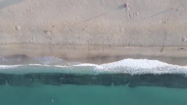 Sahilin deniz kenarındaki tatil köyünün havadan görünüşü. Türkiye