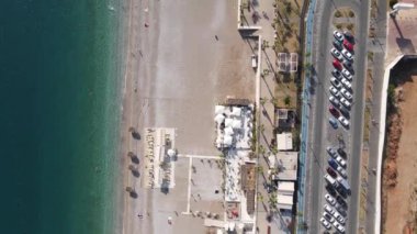 Sahilin deniz kenarındaki tatil köyünün havadan görünüşü. Türkiye