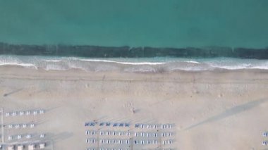 Sahilin deniz kenarındaki tatil köyünün havadan görünüşü. Türkiye