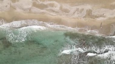 Sahilin deniz kenarındaki tatil köyünün havadan görünüşü. Türkiye