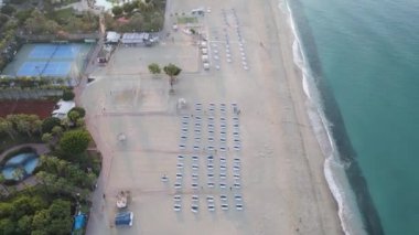 Sahilin deniz kenarındaki tatil köyünün havadan görünüşü. Türkiye