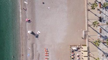 Sahilin deniz kenarındaki tatil köyünün havadan görünüşü. Türkiye