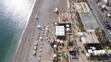 Sahilin deniz kenarındaki tatil köyünün havadan görünüşü. Türkiye